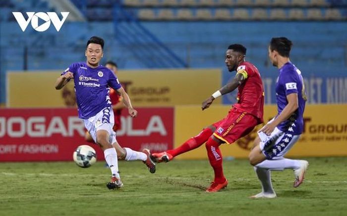 Hoàng Vũ Samson (Thanh Hóa) thi đấu rất hay ở trận gặp Hà Nội FC (Ảnh: Dương Thuật).