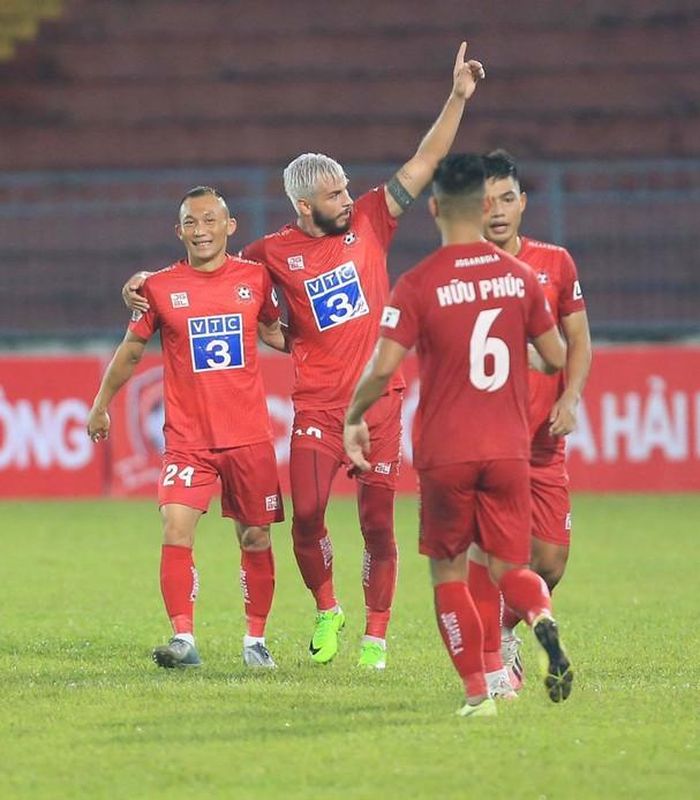 Diego Silva tỏa sáng bằng cú hat-trick khá dễ dàng. Ảnh VPF