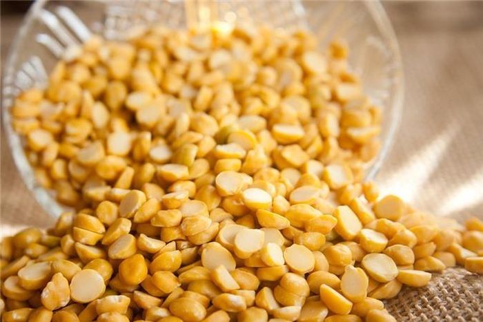 Đậu lăng: Đậu lăng là một trong những loại thực phẩm tốt nhất, vì chúng chứa các chất dinh dưỡng thiết yếu tốt cho sức khỏe tổng thể. Đậu lăng có hàm lượng sắt và protein cao giúp ngăn ngừa các vấn đề của thiếu máu. Chúng cũng chứa carbohydrate làm tăng mức năng lượng và cải thiện tuần hoàn máu.
