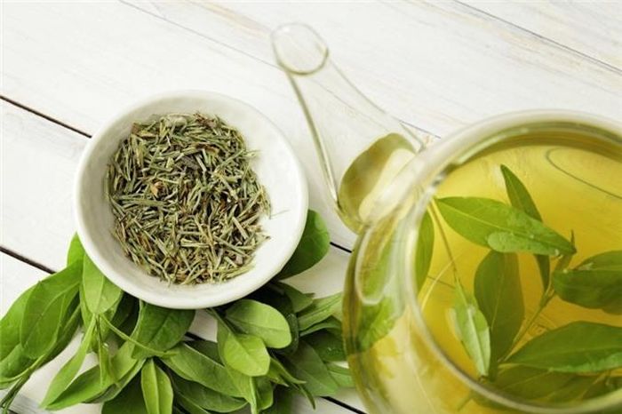 Trà xanh: Trà xanh có sự kết hợp của caffeine và L-theanine sẽ cung cấp năng lượng cho bạn. Nghiên cứu cho thấy trà xanh hỗ trợ trong việc cải thiện sức mạnh bộ não khi bạn đang làm việc. Trà xanh cũng có nhiều lợi ích sức khỏe khác nhưng không nên uống quá nhiều vì nó có tác dụng phụ.