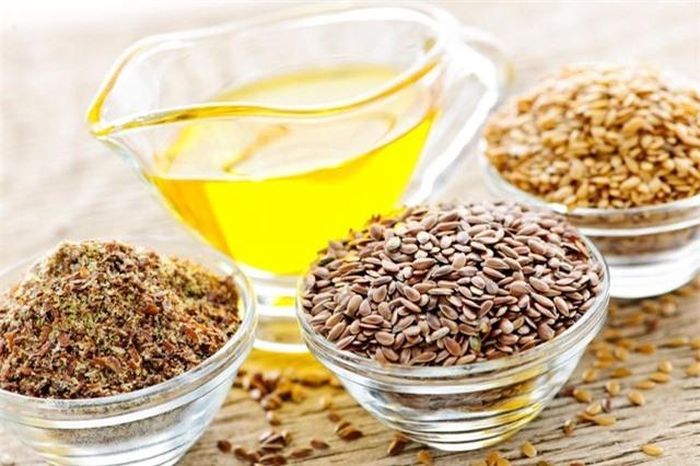 Các loạt hạt cũng có thể giúp chống lại những mệt mỏi buổi sáng. Chúng có hàm lượng calo thấp và chứa đầy các chất dinh dưỡng sẽ mang lại lợi ích cho sức khỏe tim mạch và nhận thức của bạn, đặc biệt là hạt chia và hạt lanh. Ngoài ra các loại hạt như hạt hướng dương, bí ngô và vừng cũng chứa các axit amin và khoáng chất có thể giúp cải thiện tuần hoàn máu và cải thiện tâm trạng.