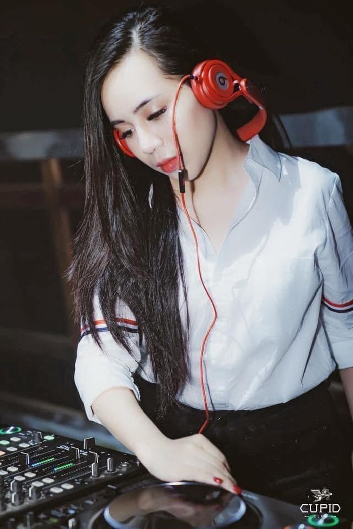 Không chỉ là một MC, ca sĩ, Mỹ Linh còn là một DJ có tiếng tại Hà Nội bởi khả năng cảm nhạc rất tinh tế