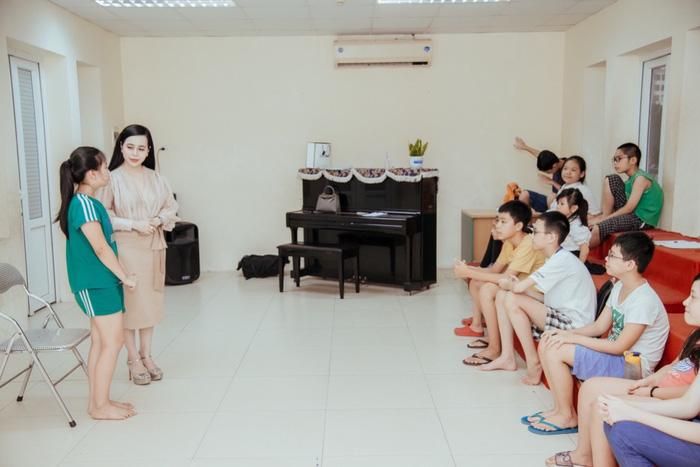 Mỹ Linh trên lớp học MC dành cho học sinh nhí