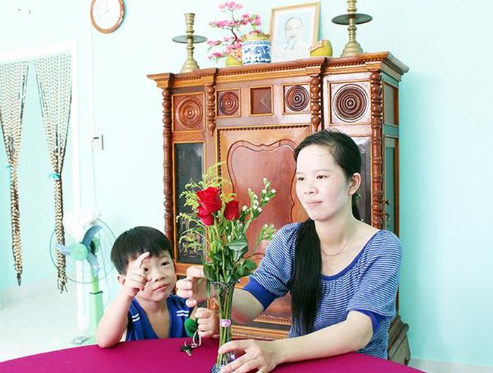 Một gia đình công nhân cao su được hỗ trợ nhà Nghĩa tình cao su