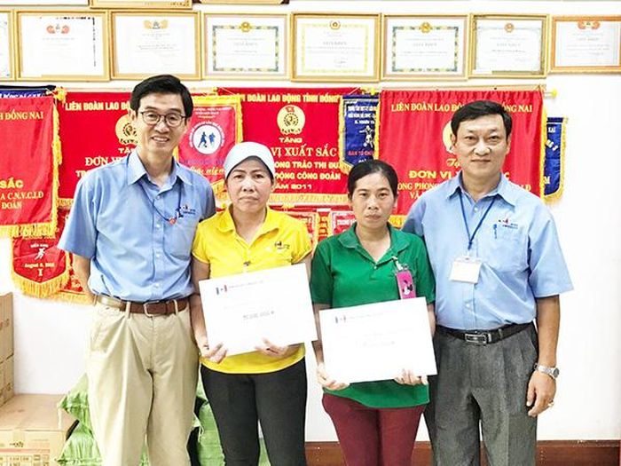Ban giám đốc Công ty TNHH Hwaseung Vina trao tặng số tiền 50 triệu đồng cho công nhân được hỗ trợ nhà ở
