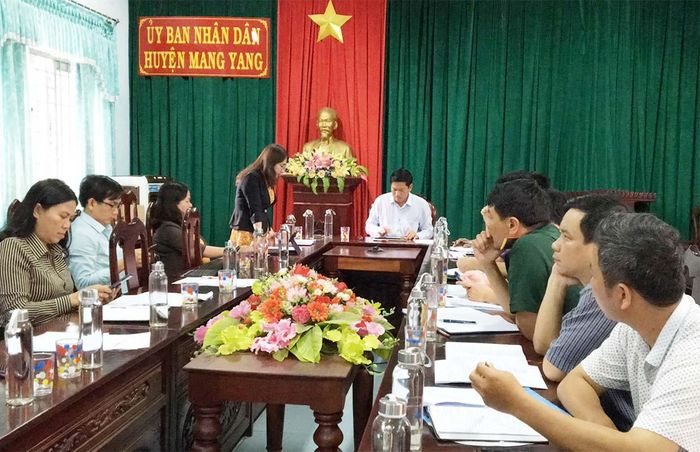 Ủy ban nhân dân huyện Mang Yang tổ chức họp khẩn, đồng thời chỉ đạo các cấp, các ngành, chính quyền địa phương khẩn trương triển khai các biện pháp phòng-chống dịch bệnh tại xã Đak Ta Ley và các xã, thị trấn còn lại trên địa bàn huyện. Ảnh: Thanh Xuyên