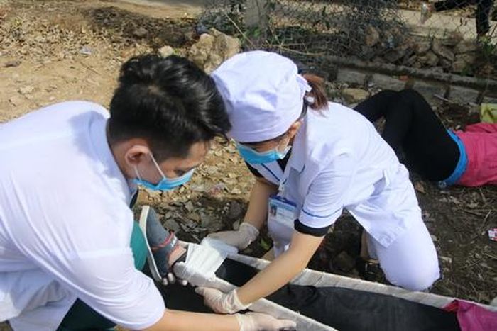 Băng bó vết thương cho một nạn nhân