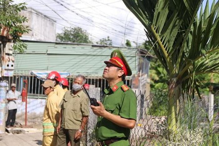 Lãnh đạo Công an xã Vĩnh Trung chỉ đạo lực lượng chữa cháy cơ sở tại hiện trường