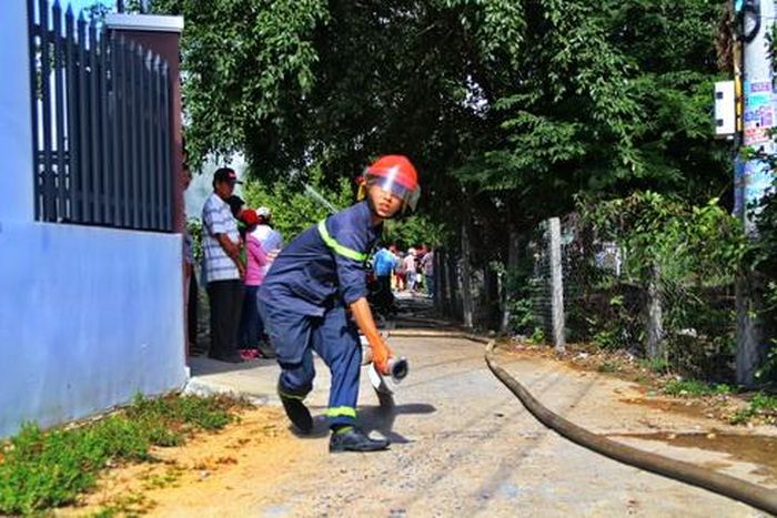 Chiến sĩ chữa cháy chuyên nghiệp triển khai phương án chữa cháy