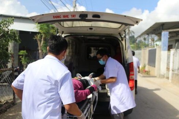 Xe cấp cứu kịp thời đưa nạn nhân đến bệnh viện chữa trị