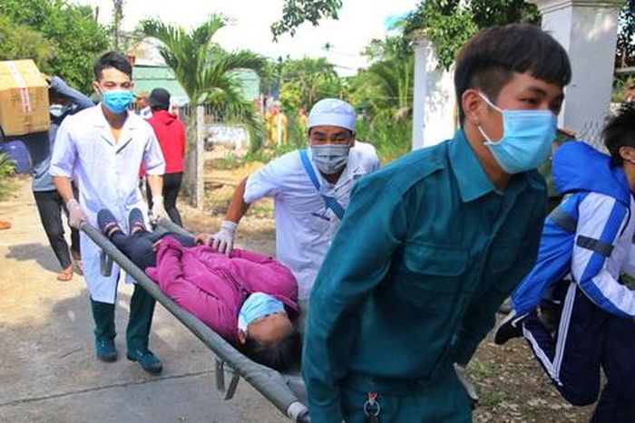 Một người hít phải khí độc được đưa ra khỏi hiện trường đi cấp cứu
