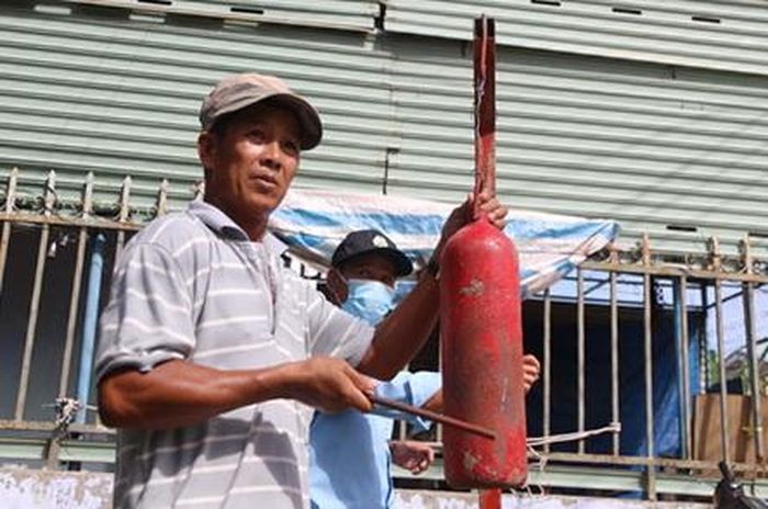 Người dân liên tục đánh kẻng để phát đi tín hiệu báo cháy.