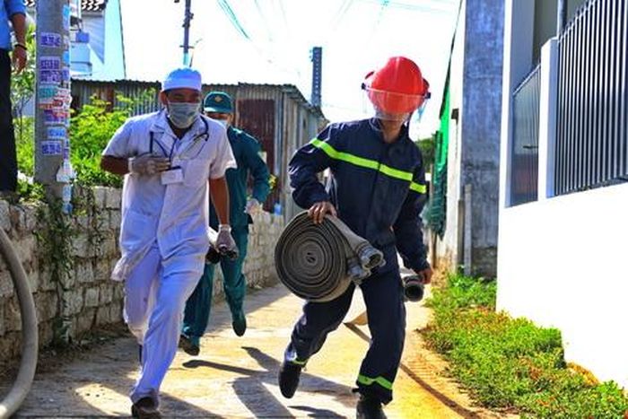 Một chiến sĩ chữa cháy chuyên nghiệp cùng các y bác sĩ khẩn trương tiếp cận hiện trường