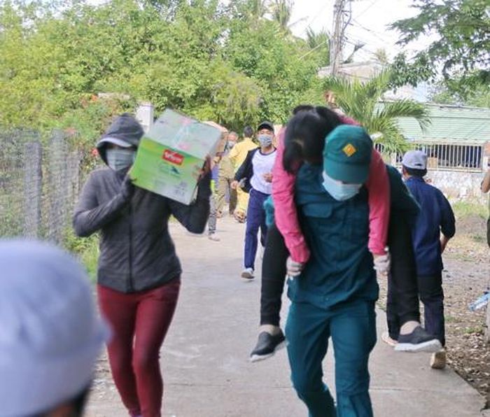Lực lượng dân quân xã tham gia cứu người bị nạn, trong khi người dân khẩn trương sơ tán tài sản.