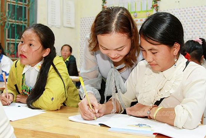 Giáo viên phụ trách giảng dạy hướng dẫn học viên tập viết.