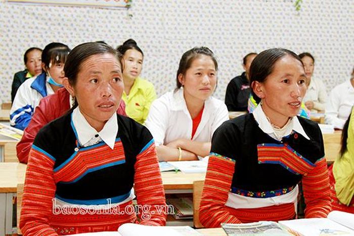 Học viên lớp xóa mù chữ xã Làng Chếu tập đọc.
