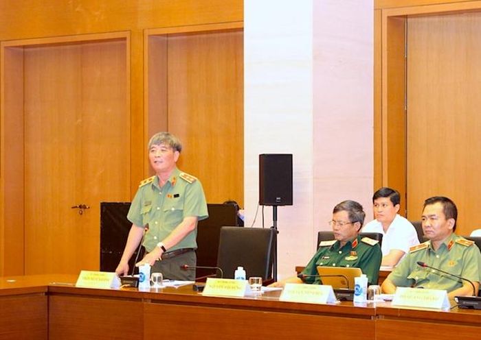 Phó Chủ nhiệm UBQPAN Trần Ngọc Khánh thảo luận tại phiên họp.