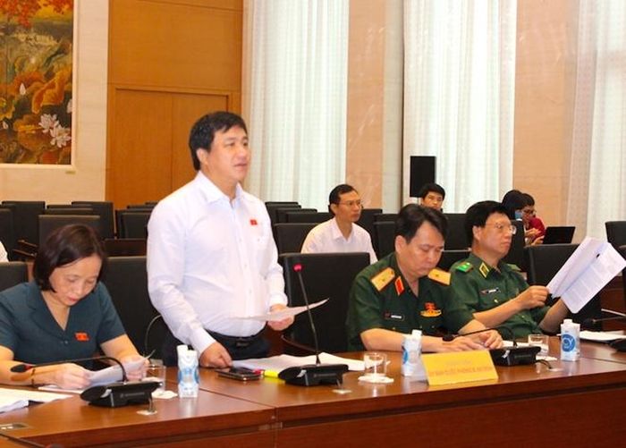 ĐBQH Dương Minh Tuấn (Bà Rịa - Vũng Tàu) thảo luận tại phiên họp.