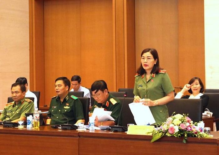 Ủy viên Thường trực UBQPAN Nguyễn Thị Xuân thảo luận tại phiên họp.