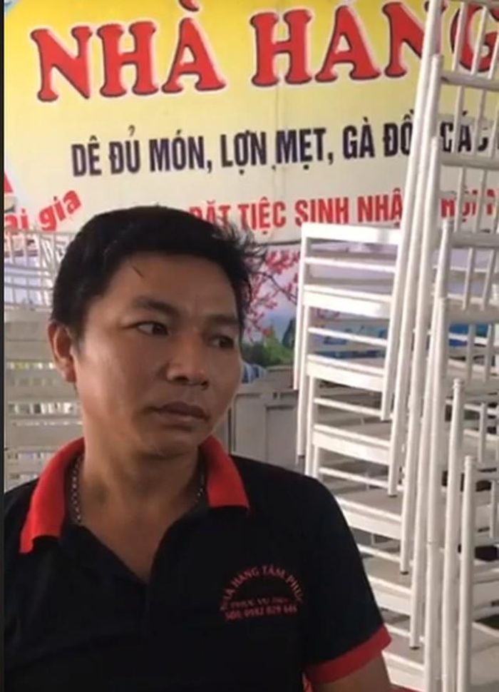 Chủ nhà hàng mệt mỏi, thẫn thờ sau khi bị bùng cỗ cưới (Ảnh cắt từ clip)