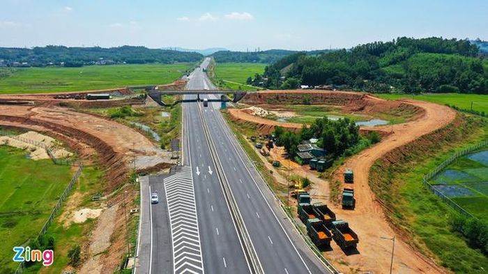  Vòng xoay Dung Quất thuộc tuyến cao tốc Đà Nẵng - Quảng Ngãi. Ảnh: Minh Hoàng. 