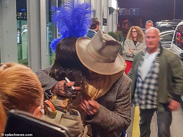  Johnny Depp thân thiết với người hâm mộ ở sân bay. Ảnh: Splashnews 