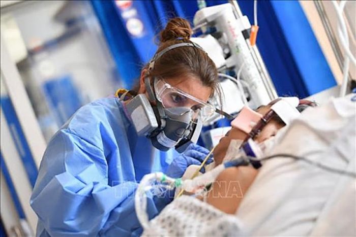  Nhân viên y tế Anh điều trị cho bệnh nhân COVID-19 tại Cambridge, ngày 5/5. Ảnh: AFP/TTXVN