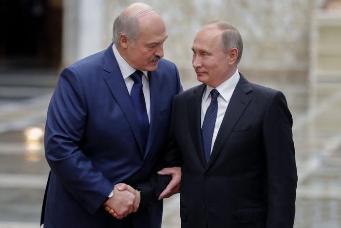 Tổng thống Belarus Alexander Lukashenko còn dùng quan hệ với Mỹ và phương Tây để mặc cả, đặt điều kiện với Nga. Trong ảnh, ông Lukashenko chào đón người đồng cấp Nga Vladimir Putin tại thủ đô Minsk ngày 30/11/2017. (Nguồn: AFP)