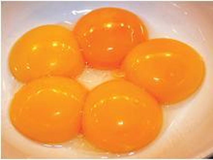 Lòng đỏ trứng có nhiều cholesterol.