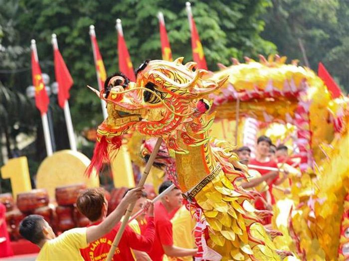 Múa rồng bên Hồ Gươm sáng ngày 3/10.