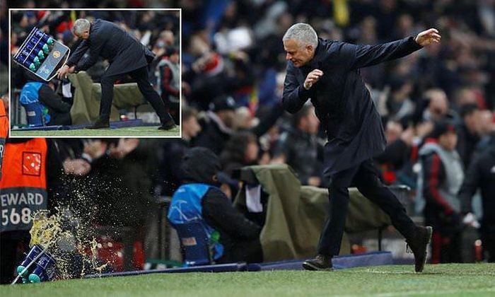  Bức xúc dồn nén tới mức Mourinho ăn mừng bằng cách đập tan một két nước. Ảnh: Reuters. 