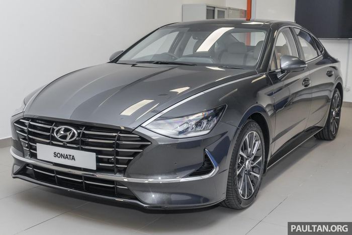 Sau Kona, Hyundai tiếp tục vén màn chiếc sedan Sonata tại Malaysia. Tại Malaysia, Hyundai Sonata cạnh tranh với Toyota Camry, Honda Accord và Volkswagen Passat trong phân khúc sedan hạng D. Mẫu sedan này được nhập từ Hàn Quốc, mức giá chưa được tiết lộ.