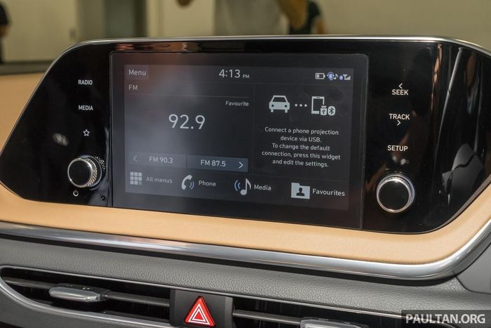 Tại thị trường quốc tế, Sonata 2020 sở hữu 2 màn hình 12,3 inch, gồm bảng đồng hồ và màn hình thông tin giải trí. Sonata tại Malaysia vẫn sở hữu bảng đồng hồ kỹ thuật số 12,3 inch nhưng màn hình thông tin giải trí được giảm xuống còn 8 inch. Kết nối Apple CarPlay và Android Auto vẫn là trang bị tiêu chuẩn của xe.