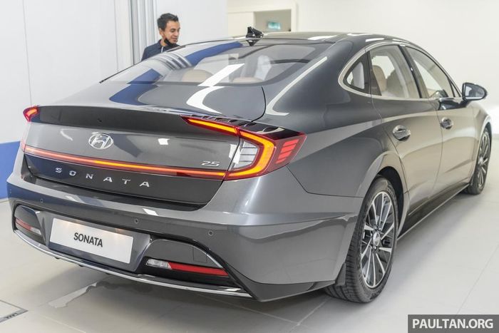 Ra mắt toàn cầu hồi tháng 4/2019, Hyundai Sonata 2020 thuộc thế hệ thứ 8. Ở thế hệ mới, chiếc sedan được Hyundai lột xác hoàn toàn ở kiểu dáng. Sonata không còn mang thiết kế già nua của sedan truyền thống. Thay vào đó, Sonata được áp dụng ngôn ngữ Sensuous Sportiness với thân xe coupe 4 cửa. "Coupe hóa" đang là xu hướng hiện nay, được áp dụng từ sedan đến SUV.