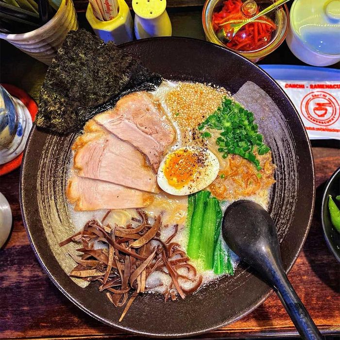  Mì của Daiichi Ramen chinh phục thực khách nhờ trứng ngâm lòng đào beo béo, sánh mịn. Ảnh: Daiichiramen. 
