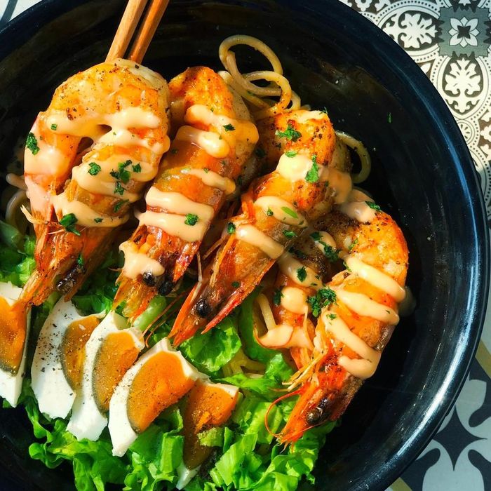 Spaghetti được tiệm biến tấu với nhiều thành phần ăn kèm lạ vị. Ảnh: Quanmiquan.