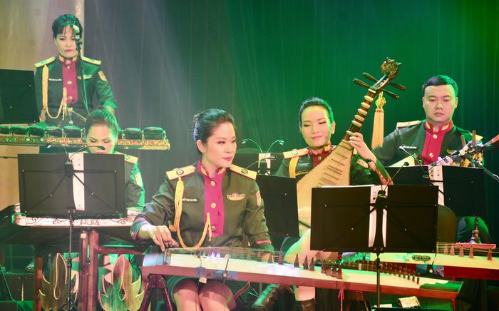 Tiết mục hòa tấu của các nghệ sĩ Nhà hát Ca múa nhạc Quân đội.