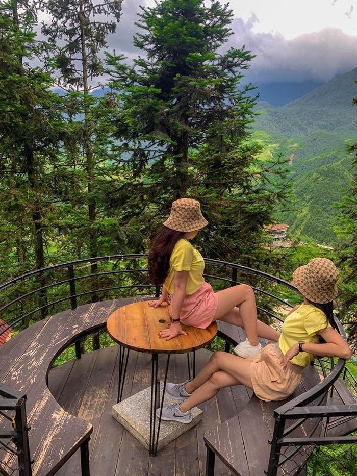 Bộ ảnh du lịch tuy không quá cầu kỳ thế nhưng vẫn ghi lại được khoảnh khắc vui vẻ cùng nhau mà còn hút cả nghìn like.