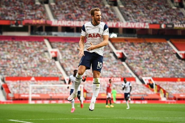 Kane ăn mừng bàn thắng nâng tỉ số lên 3-1.
