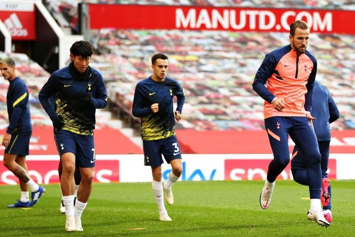 Tottenham khởi động trước trận.