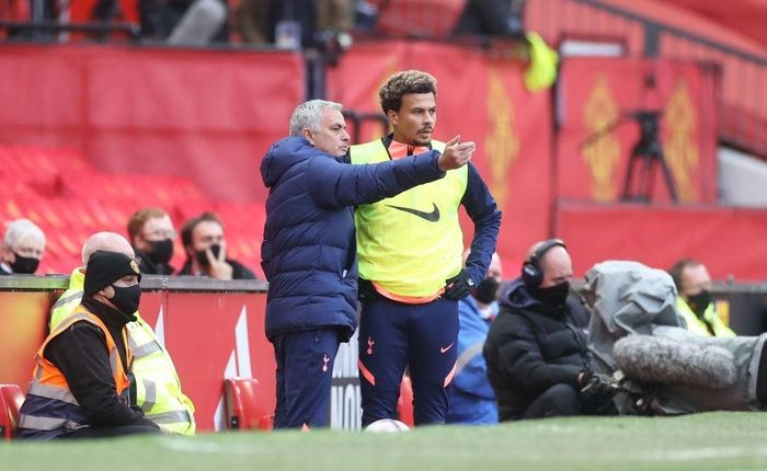 Mourinho hướng dẫn Alli trước khi vào sân.