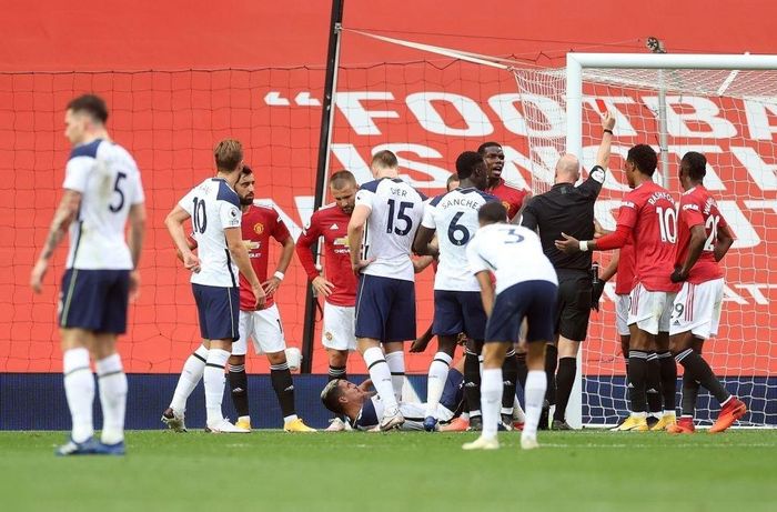 Martial nhận thẻ đỏ sau khi trả đũa Lamela.