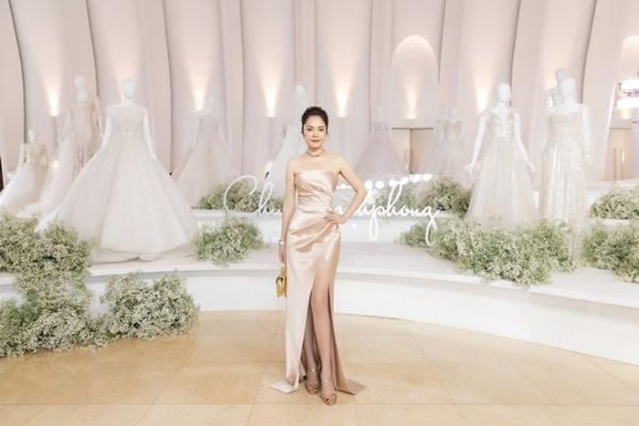 Dương Cẩm Lynh diện thiết kế xẻ tà cao để khoe trọn đôi chân dài miên man của mình. Cô sử dụng vòng cổ choker cùng với giày cao gót cùng màu để bộ trang phục được đồng nhất và sang trọng hơn.