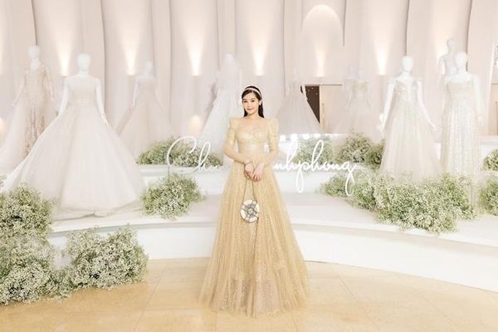  Người đẹp Lê Âu Ngân Anh xuất hiện với chiếc váy xòe đính đá lộng lẫy như một nàng công chúa, đúng như tiêu chí của buổi trình diễn thời trang này.