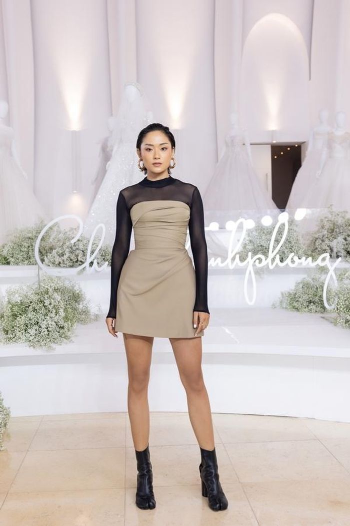 Thu Anh xuất hiện với hình ảnh khá quen thuộc của mình trong các sự kiện giải trí. Cô kết hợp áo voan màu đen cùng váy quây và một đôi giày cao cổ.