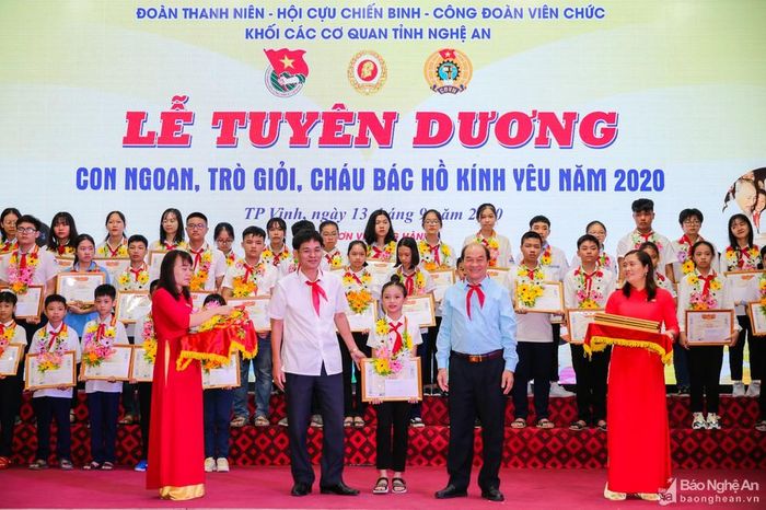 Tại Lễ tuyên dương con ngoan trò giỏi, cháu Bác Hồ kính yêu năm 2020 do Đoàn Thanh niên Khối Các cơ quan tỉnh tổ chức, Hội Khuyến học tỉnh trao thưởng cho các em học sinh đạt thành tích cao trong năm học 2019 - 2020. Ảnh: Đức Anh.
