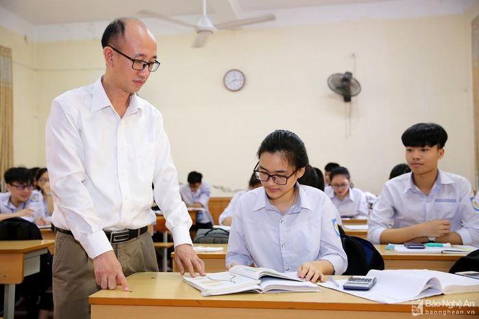 Xứ Nghệ là mảnh đất có truyền thống hiếu học lâu đời. Truyền thống này thường xuyên được khơi dậy và vun đắp bằng các phong trào thi đua khuyến học, khuyến tài, xây dựng xã hội học tập, có sức cuốn hút, có sức mạnh to lớn thúc đẩy sự học tập, rèn luyện, tu dưỡng, lập thân, lập nghiệp, phụng sự Tổ quốc, quê hương. Ảnh: Đức Anh