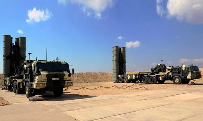 Trong khi đó, quân đội Thổ Nhĩ Kỳ lại sở hữu hệ thống phòng không tầm xa S-400 Triumf tối tân của Nga, đủ sức ngăn cản cuộc tấn công lớn bằng Iskander-E từ Armenia, bởi vậy nếu chỉ trông chờ vào vũ khí trên thì có lẽ áp lực của Yerevan là chưa đủ để ép Ankara phải rút lui.