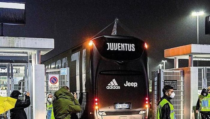 Toàn đội Juventus có mặt tại Allianz tiếp đón Napoli trong trận cầu tâm điểm vòng 3 Serie A. Ảnh: Gazzetta.