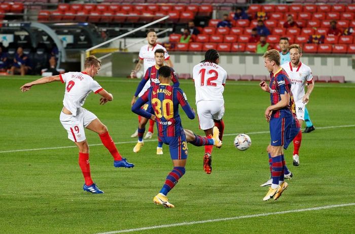 Pha căng ngang từ cánh trái của Suso khiến hàng thủ Barca xáo trộn. De Jong sút bóng ở cự ly gần. Bóng đi thẳng vào vị trí của Neto nhưng thủ môn này không thể cứu thua cho Barca.